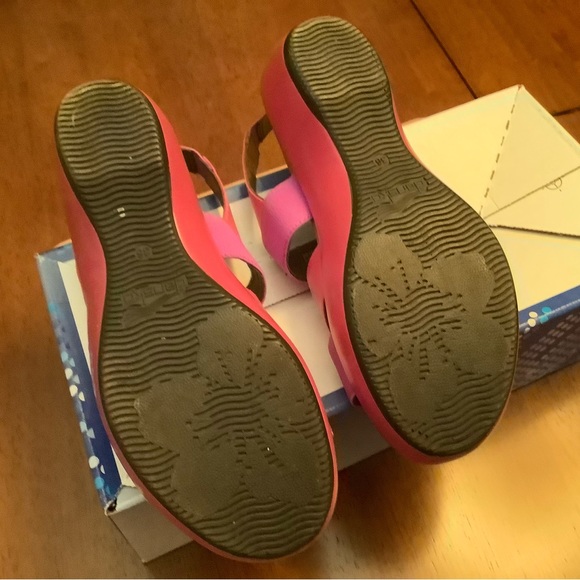 Cute open toe Dansko sandals with small wedge heel - Picture 3 of 6